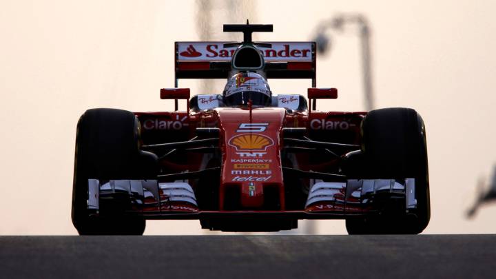 Sebastian Vettel con el Ferrari en el circuito de Yas Marina en Abu Dhabi.