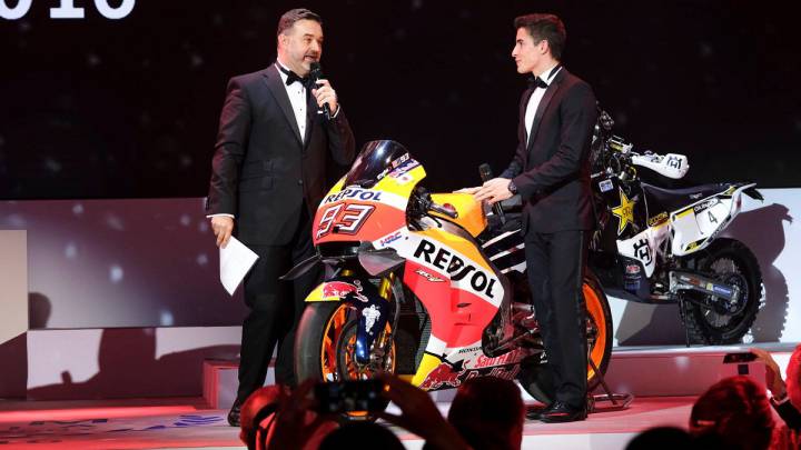 Marc Márquez en el escenario de la gala FIM acompañado de su Honda.