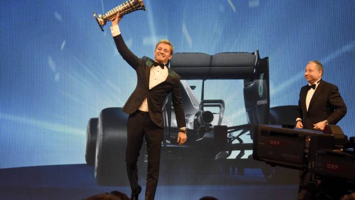 Nico Rosberg levantando el trofeo de campeón de Fórmula 1 en la gala de la FIA en Viena.