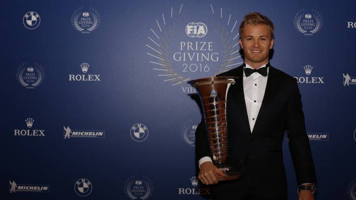 Nico Rosberg posa con su título de campeón después de la gala de la FIA en Viena.