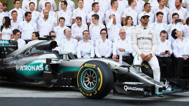 Hamilton, antes del GP de Abu Dhabi junto con los ingenieros y mecánicos de Mercedes.