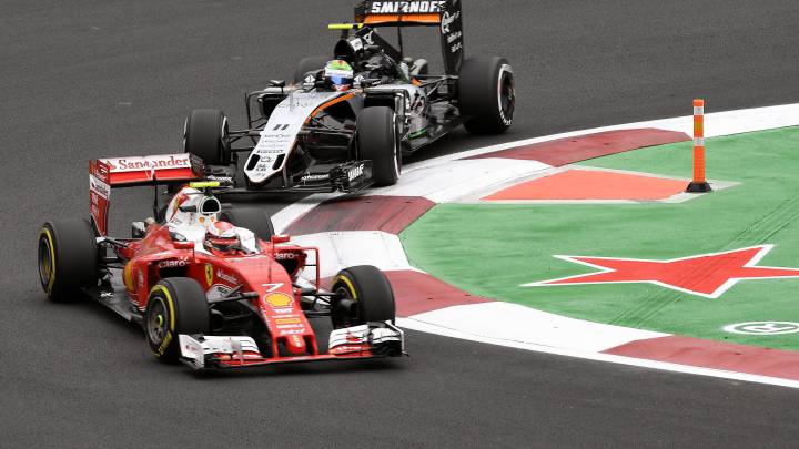 Kimi Raikkonen con el Ferrari por delante de Sergio Pérez con el Force India durante el GP de México 2016.