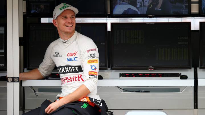 Nico Hulkenberg en el muro del equipo Force India.