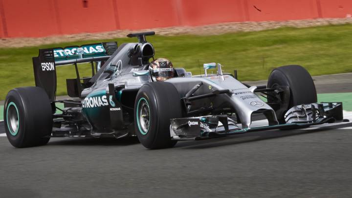 Wehrlein probando los Pirelli 2017 con Mercedes en Silverstone.
