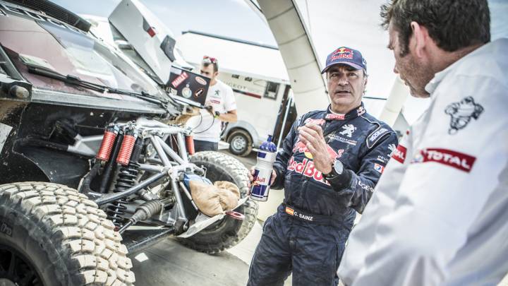 Carlos Sainz optará de nuevo al triunfo final en el Dakar 2017.