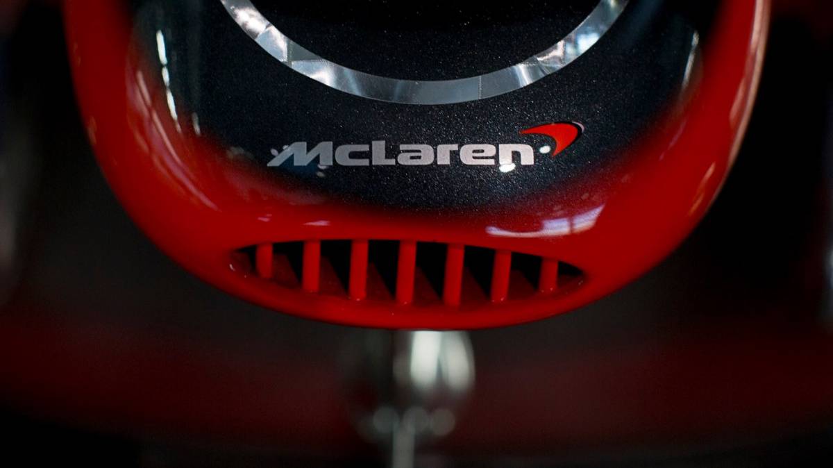 El logotipo de McLaren en el morro de uno de sus coches.