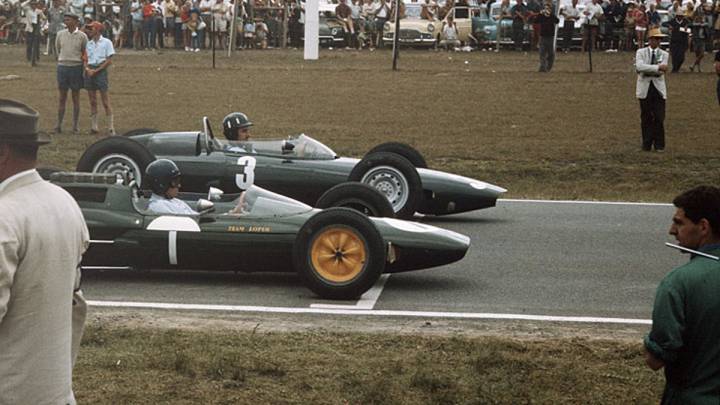 Jim Clark y Graham Hill durante el GP de Sudáfrica de 1962 que se celebró en plena Navidad : el 29 de diciembre.