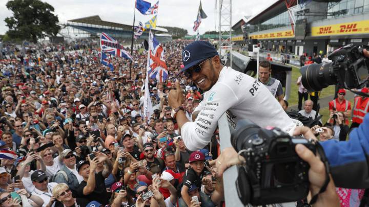Lewis Hamilton, aclamado por los aficionados en el Circuito de Silverstone.