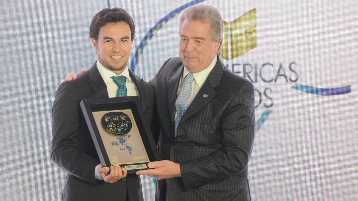 Sergio Pérez recibiendo el premio de la FIA al Mejor Piloto de América.