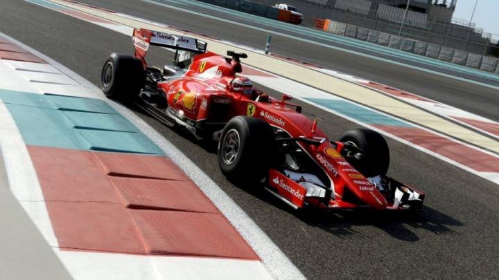 Kimi Raikkonen con el Ferrari modificado según las normas de 2017 durante los test de Abu Dhabi de final de temporada.