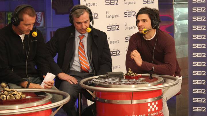 Carlos Sainz padre e hijo junto a Manu Carreño en 'El Larguero' de la 'Cadena SER'.