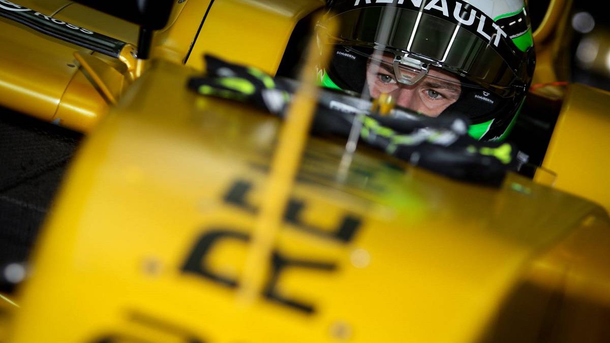 Nico Hulkenberg subido en el Renault de 2016.