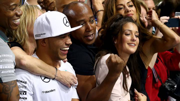 Anthony Hamilton celebrando una victoria de Lewis Hamilton.
