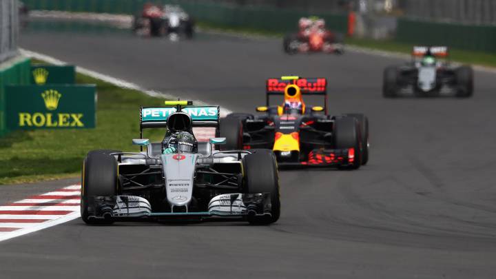 Rosberg con el Mercedes y Verstappen con el Red Bull por delante del resto de equipos en el GP de México 2016.