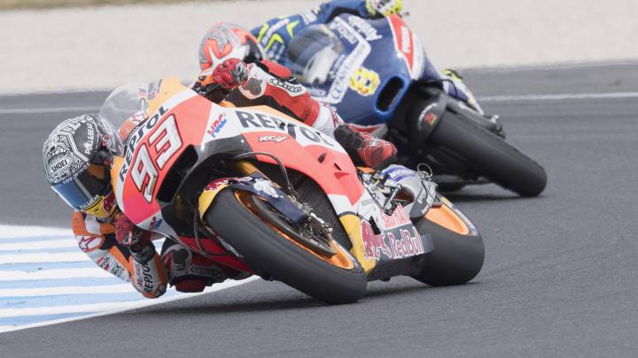 Marc Márquez con la Honda y Hector Barberá con la Ducati satélite en el test de Australia.
