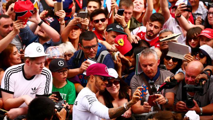 "El F1 suena mal y poco, puedes hablar por el móvil en el muro"