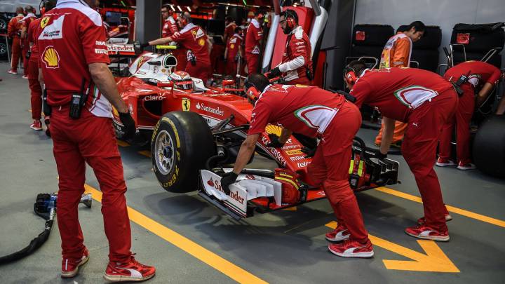Miembros de Ferrari trabajando en el coche de Raikkonen.