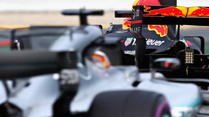 Red Bull y Mercedes durante los test de Barcelona.