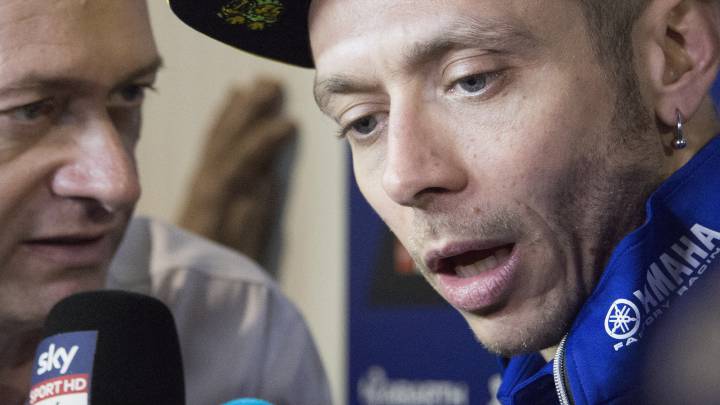 Valentino Rossi hablando con la prensa en los test de Qatar.
