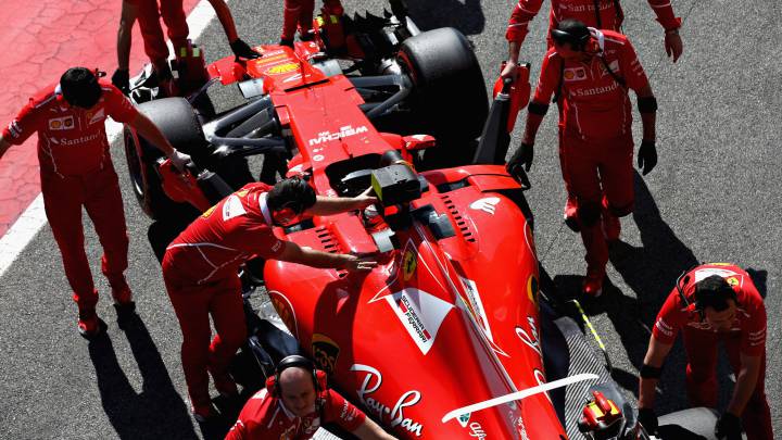 Los mecánicos de Ferrari empujando a Kimi Raikkonen al box durante los test de Barcelona.
