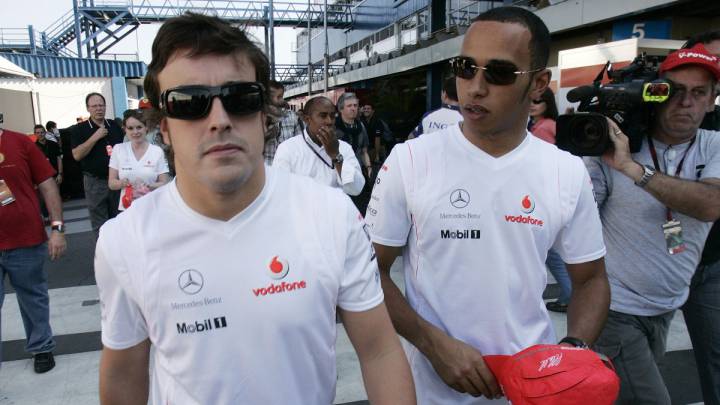Fernando Alonso y Lewis Hamilton durante el año que compartieron equipo en McLaren en 2007.
