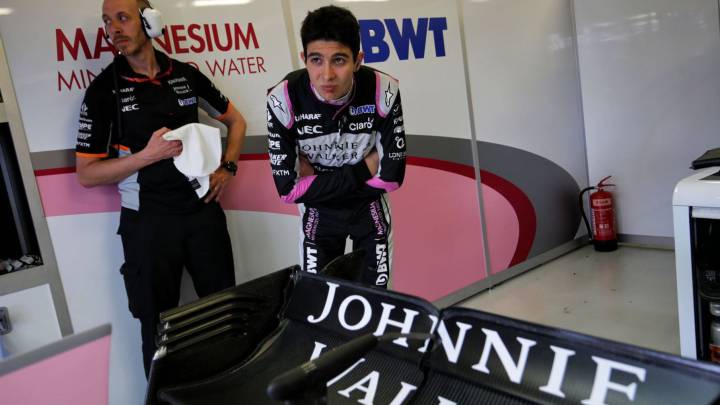 Esteban Ocon en el garaje de Force India durante el GP de Australia.