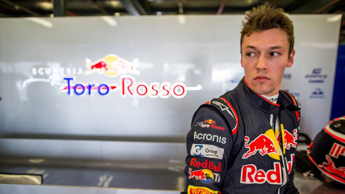 Daniil Kvyat en el box de Toro Rosso en Australia.