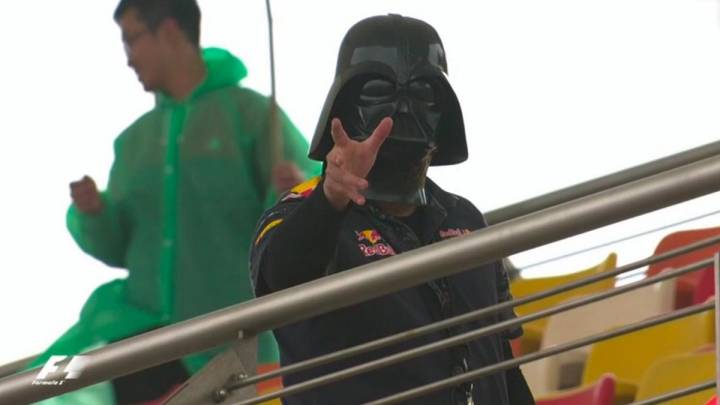 Darth Vader en la grada deDarth Vader en la grada del circuito de Shanghái.l circuito de Shanghái.