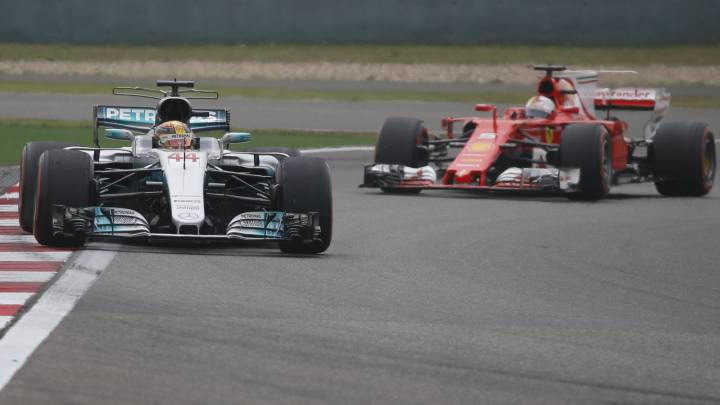 Lewis Hamilton por delante de Sebastian Vettel en China.