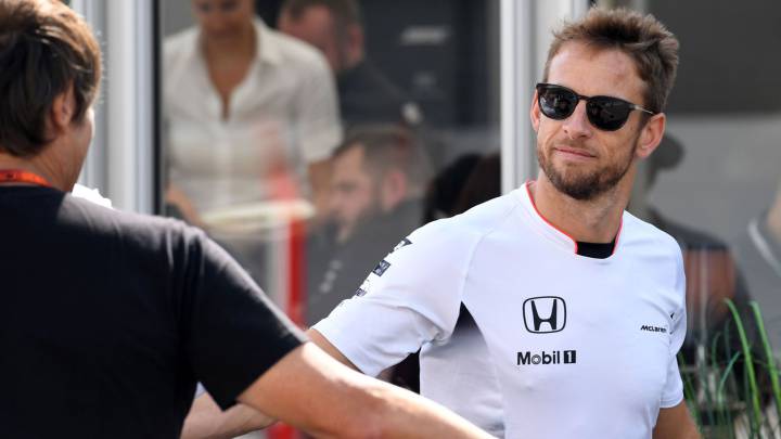 Jenson Button saluda a un periodista en el paddock del circuito de Suzuka en el Gran Premio de Japón de 2016. El británico volverá a conducir un McLaren en el GP de Mónaco por la ausencia de Fernando Alonso.
