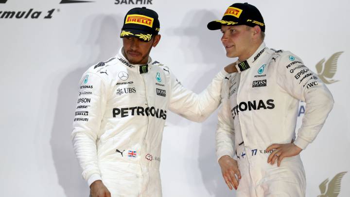 Lewis Hamilton y Valtteri Bottas, pilotos de Mercedes, en el podio de Bahréin.