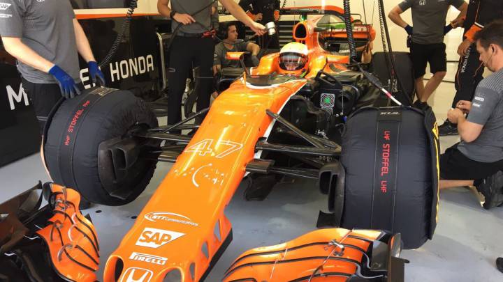 Oliver Turvey subido en el McLaren Honda durante los test de Bahréin.