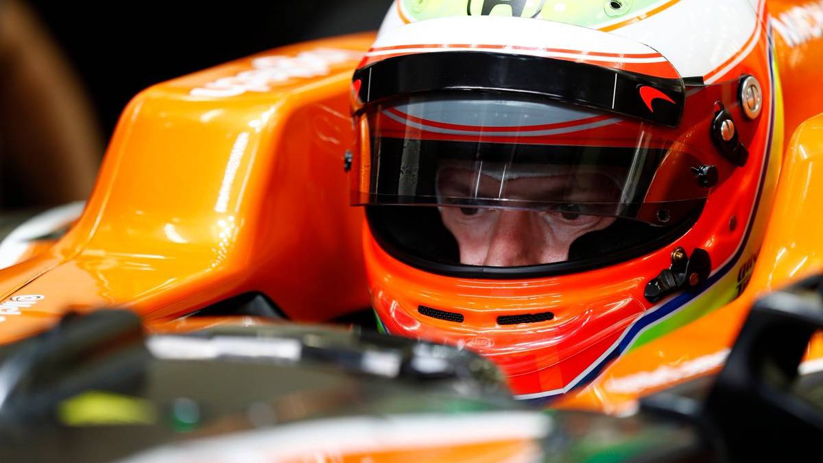 Oliver Turvey, piloto probador de McLaren, subido en el MCL32 durante los test del GP de Bahréin.