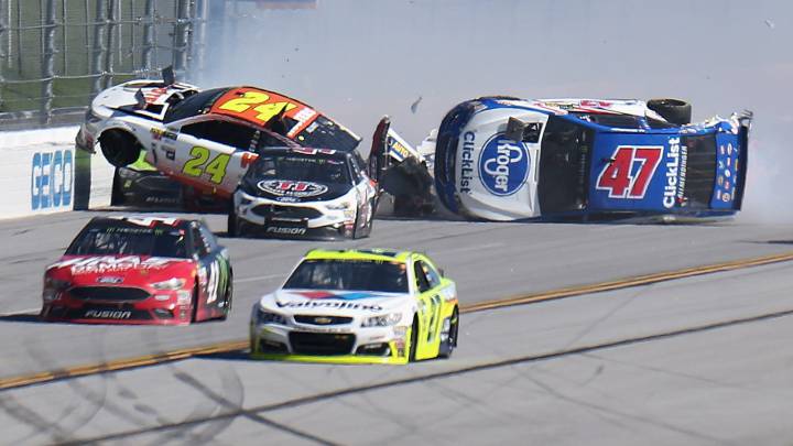Chase Elliott y AJ Allmendinger fueron los que iniciaron un accidente múltiple en la carrera de la Talledega de la NASCAR.