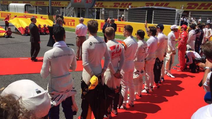 Los pilotos de F1 formando ante el himno español en Barcelona.