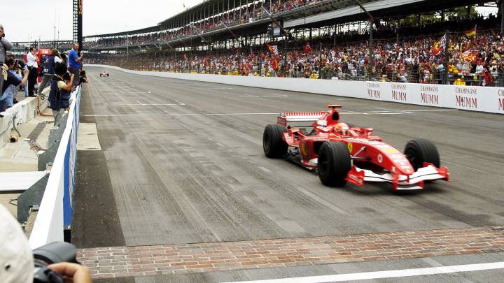 Michael Schumacher cruzando la meta como ganador del GP de Estados Unidos 2005 en Indianápolis.