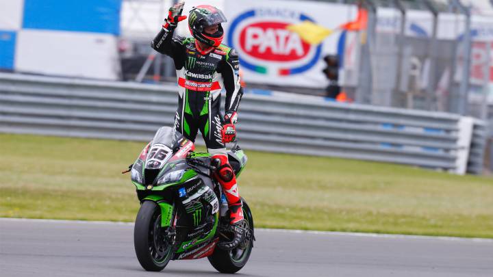 Skyes se impone en Donington Park con Hayden en el recuerdo