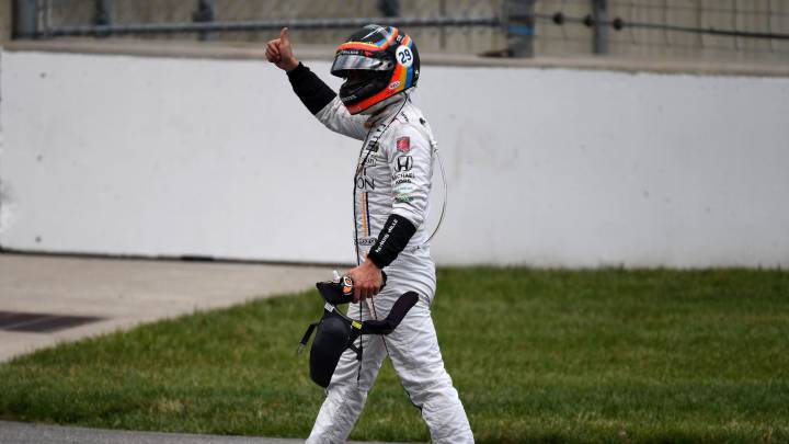Fernando Alonso saludando al público después de retirarse en la Indy 500.