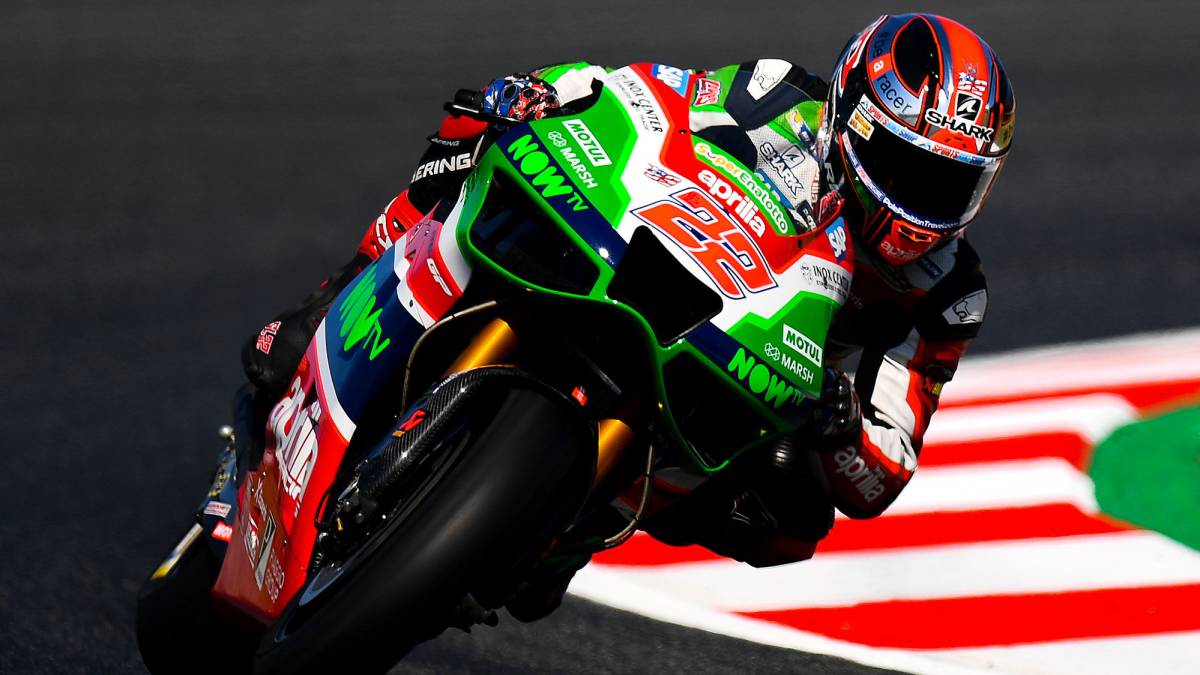 Sam Lowes con la Aprilia en Barcelona.