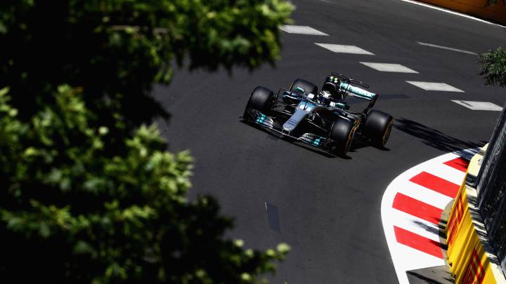Bottas con el Mercedes en Bakú.