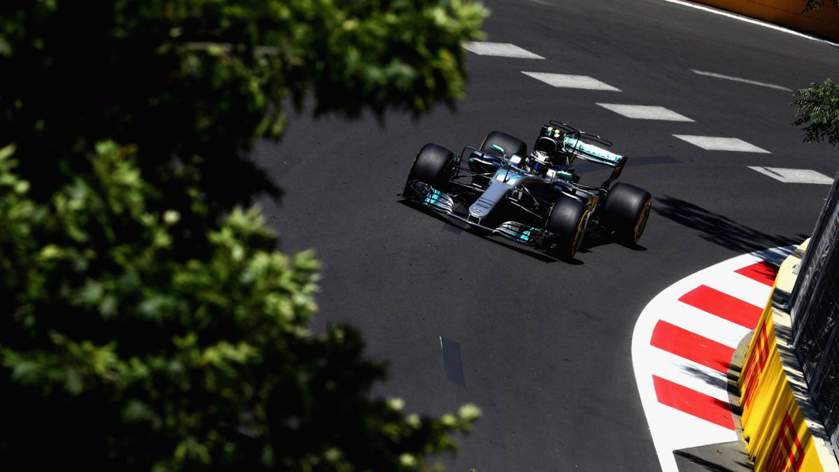 Bottas con el Mercedes en Bakú.