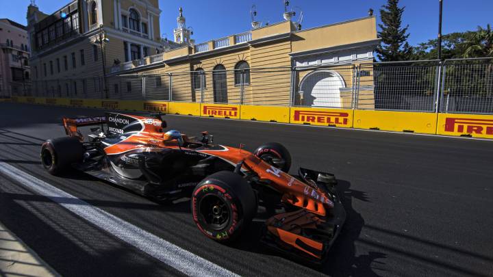 Fernando Alonso con el McLaren Honda en Azerbaiyán.