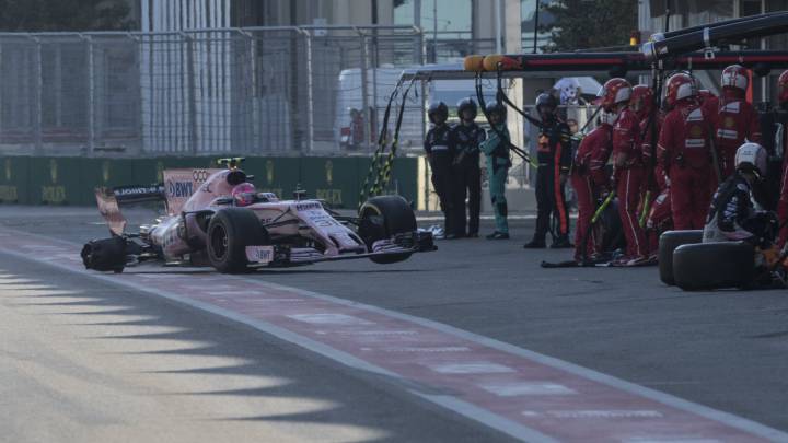 Esteban Ocon entrando en boxes con un maltrecho Force India durante la carrera de Bakú.