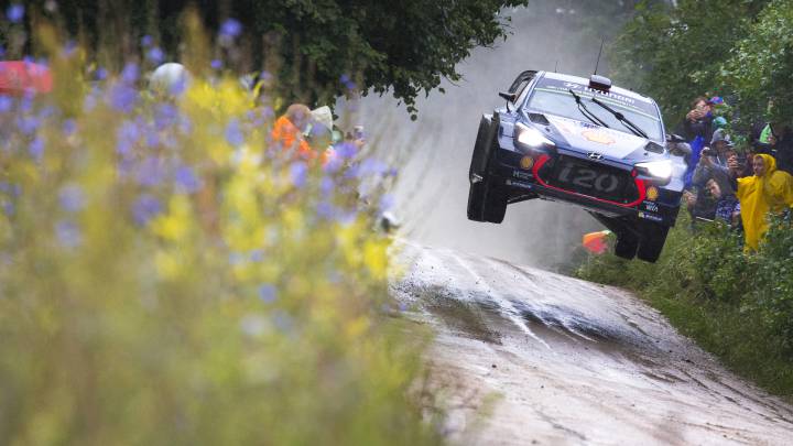 Vibrante duelo entre Neuville y Tanak, con Sordo quinto