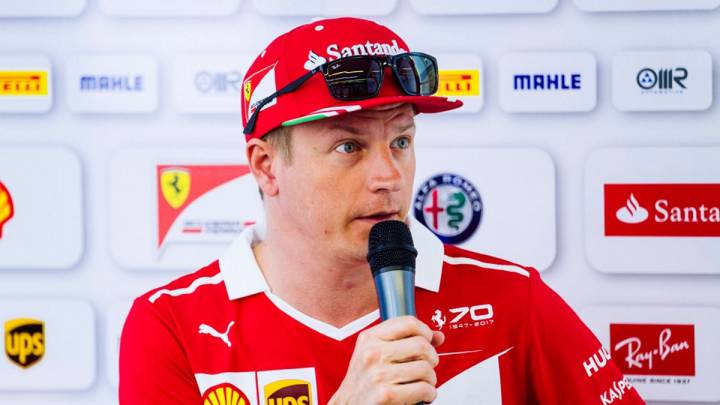 Kimi Raikkonen hablando en una rueda de prensa de Ferrari en Austria.