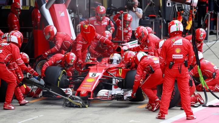 Vettel para en boxes en Silverstone.