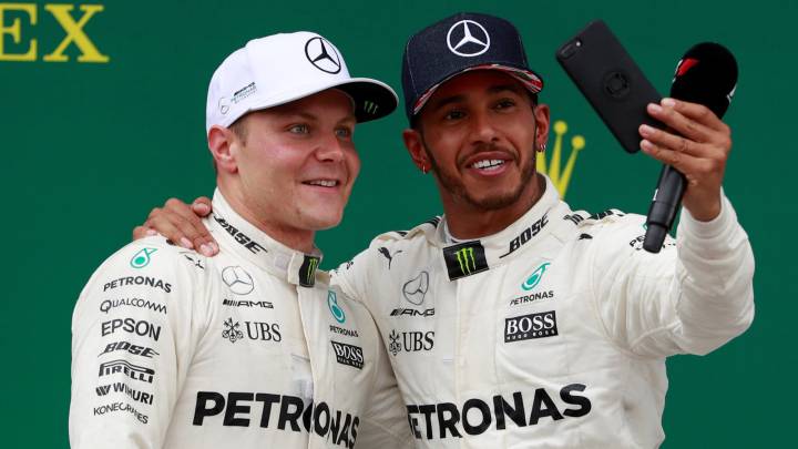 Bottas y Hamilton haciéndose un selfie en el podio de Silverstone.
