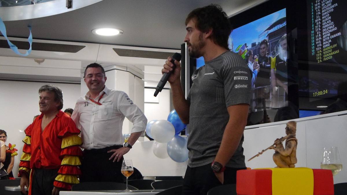 Fernando Alonso durante su discurso en la fiesta de cumpleaños que le hizo McLaren en Hungría.
