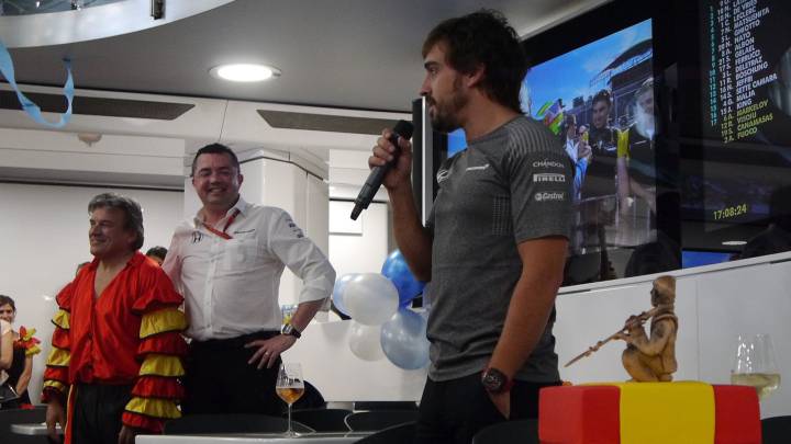 Fernando Alonso durante su discurso en la fiesta de cumpleaños que le hizo McLaren en Hungría.