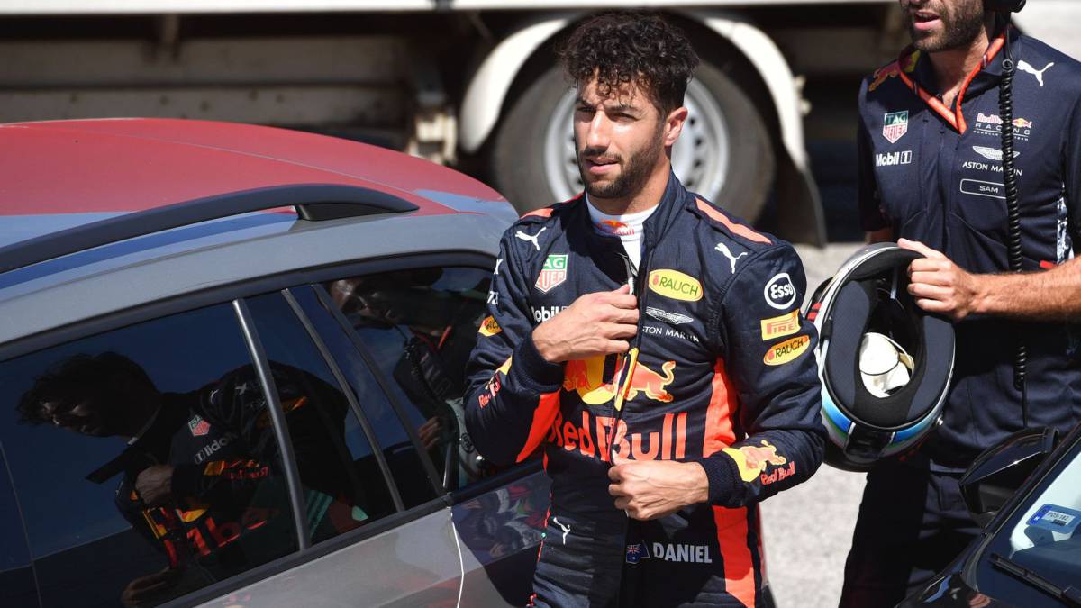 Daniel Ricciardo tras su abandono en Hungría.